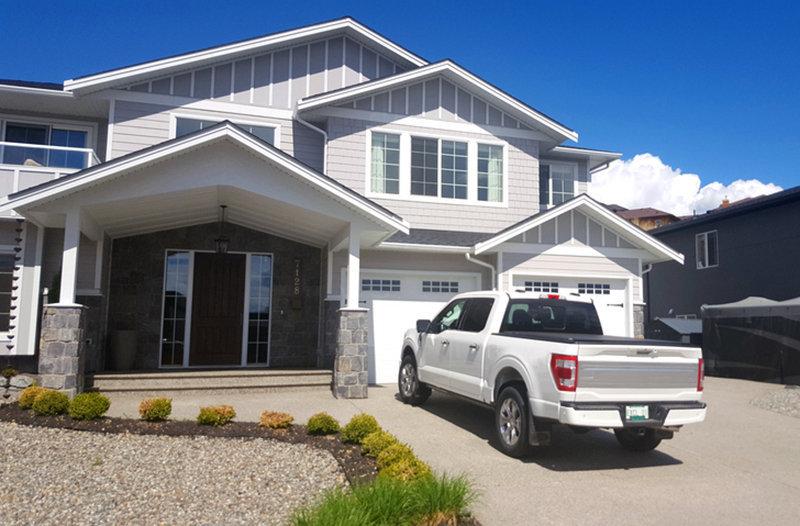Clean, refreshed stucco home exterior in Sanger after a gentle soft-wash treatment.